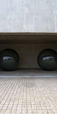 Walter De Maria, American sculptor (The Lightning Field), dies at age 77
